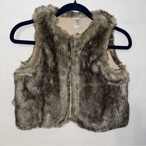 Carter's Kid Girl's Size 12, Lined Faux Fur Vest in a charming brown/Gray hue!
